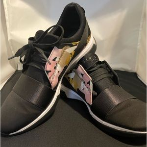 Ted Baker Floral sneaker. EUC